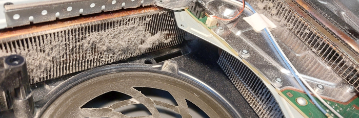PS5 Pro tīrīšana Rīgā — skaļš ventilators un termopastas nomaiņa