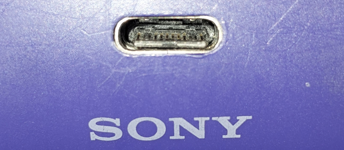 Ремонт PS5 DualSense в Риге — джойстик не включался и не заряжался из-за повреждённого USB Type-C разъёма 