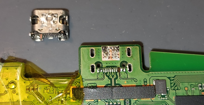 PS5 DualSense pults remonts Rīgā — pults neieslēdzās un nelādējās bojātas USB Type-C ligzdas dēļ