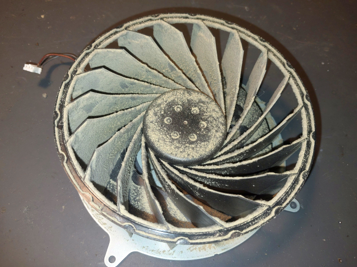 Netīrs PS5 ventilators
