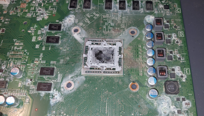 💀 Xbox One Fat pēc šķidruma nokļūšanas — kad plates remontam vairs nav jēgas