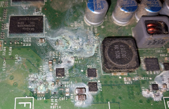 💀 Xbox One Fat pēc šķidruma nokļūšanas — kad plates remontam vairs nav jēgas